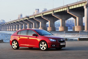 Full-production Cruze 5-door presented in Geneva