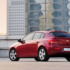 Full-production Cruze 5-door presented in Geneva