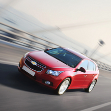 Full-production Cruze 5-door presented in Geneva