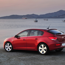 Full-production Cruze 5-door presented in Geneva