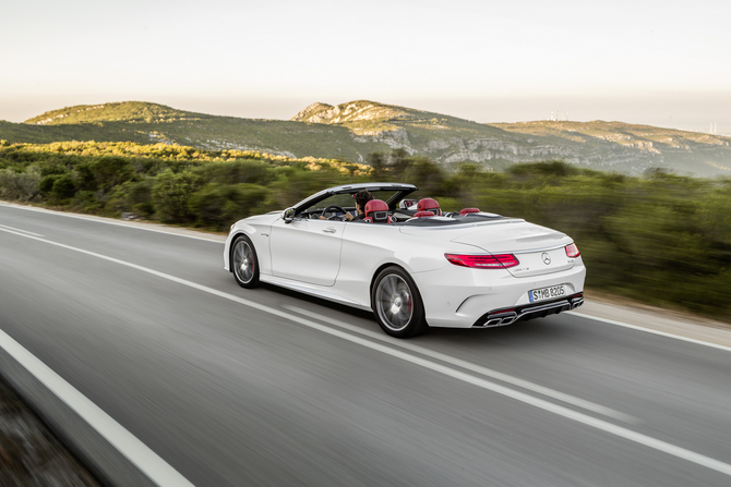 A versão topo de gama S 63 AMG Cabrio equipada com motor V8 5.5-litros de 585cv