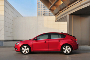 Full-production Cruze 5-door presented in Geneva