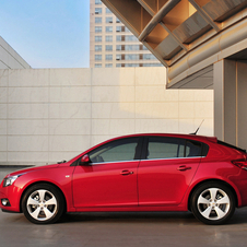 Full-production Cruze 5-door presented in Geneva