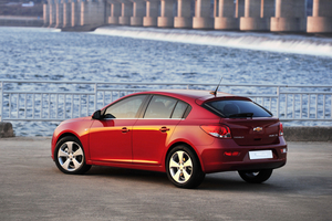 Full-production Cruze 5-door presented in Geneva