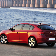 Full-production Cruze 5-door presented in Geneva