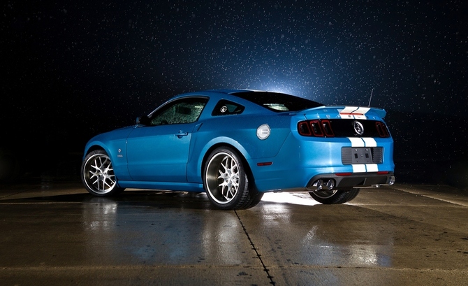 É baseado no Shelby GT500 de 662cv mas recebeu um motor supercharged 4.0-litros da Ford Racing de 850cv