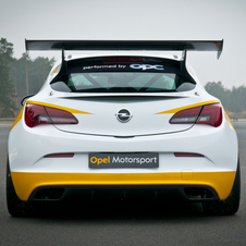 Opel regressa à competição com Adam e Astra OPC