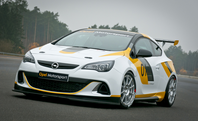 Opel regressa à competição com Adam e Astra OPC