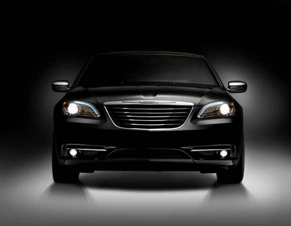 Chrysler reveals photos and first details on the 200 model