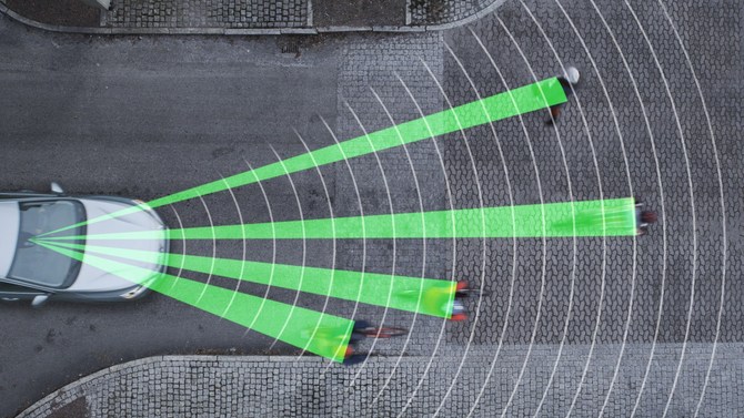 The system warns drivers about the presence of cyclists. 