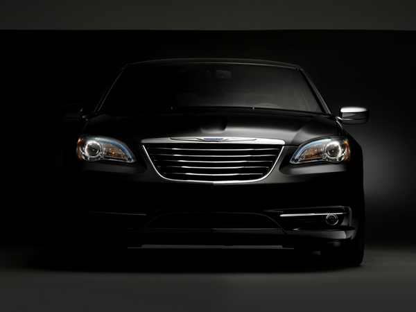 Chrysler reveals photos and first details on the 200 model