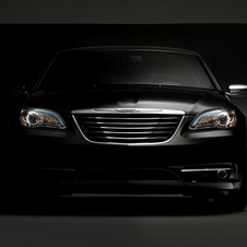 Chrysler reveals photos and first details on the 200 model