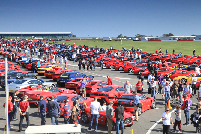 964 Ferraris schaffen Guinness Weltrekord in Silverstone