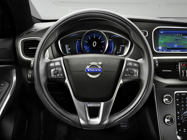 Die neue digitale Instrumentenanzeige des V40 Modells kommt auch im Volvo V40 R-Design zum Einsatz. 