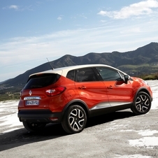 Renault Captur dégage une impression d’espace et d’habitabilité confirmée par le pare-brise avancé et des dimensions intérieures généreuses