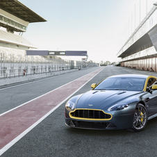 O Aston Martin V8 Vantage N430 tem 436PS a 7,300 rpm, uma potência semelhante à do V8 Vantage S