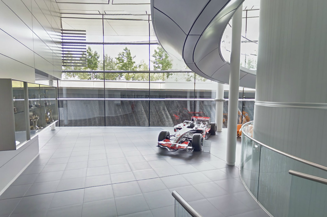 O centro da McLaren no Street View está limitado a três corredores