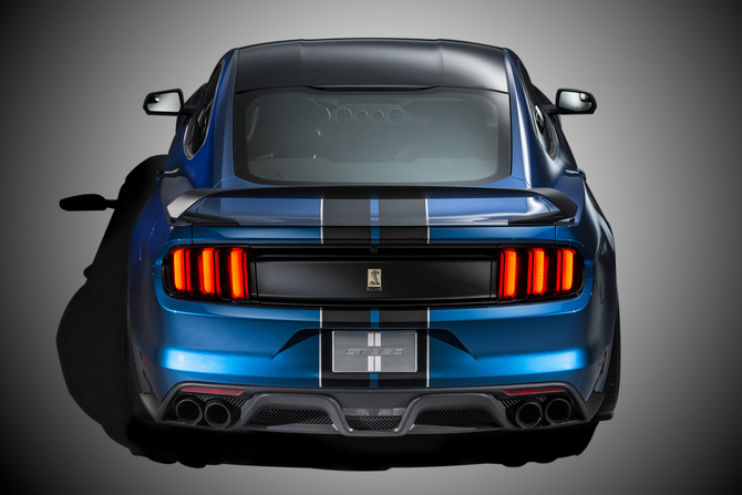 Compared to the GT350, Ford managed to reduce 59kg of weight in the GT350R