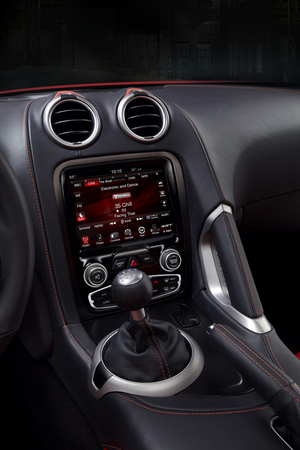 O painel de instrumentos vem do novo Dodge Dart, mas foi modificado com uma extensa quantidade de software personalizado