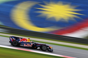 Webber takes pole in rainy qualifying