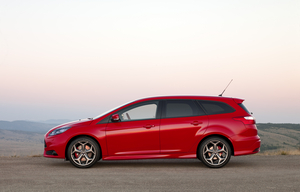 Ford Introduces New Focus ST 5-Door and ST Wagon with 247hp