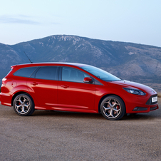 Ford Introduces New Focus ST 5-Door and ST Wagon with 247hp