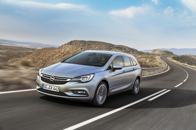 The Astra Sports Tourer shows the next evolution of Opel's design through the new chrome bar on the grille