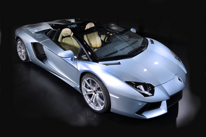 O Aventador Roadster acaba de ser lançado no Médio Oriente