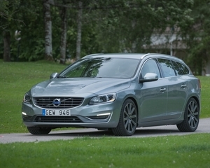 V60 D4 Momentum s/s Geartronic