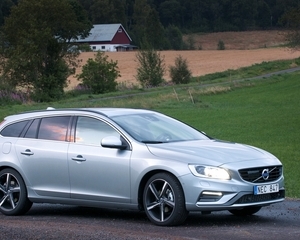 V60 T3 R-Design Momentum Geartronic