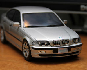 323i