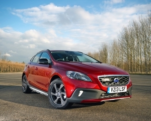 V40 D4 Kinetic Powershift Cross Country