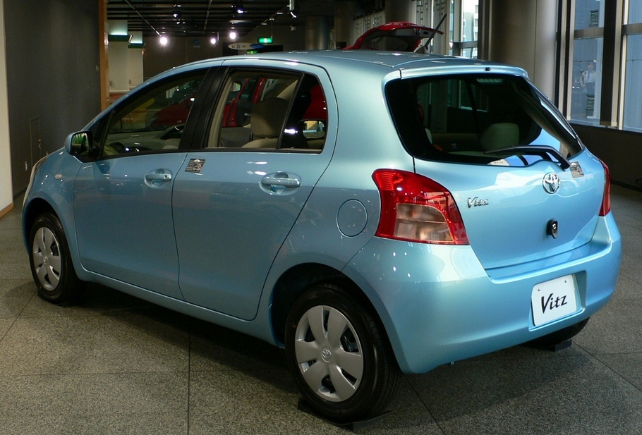 Toyota Vitz 1 5 Rs 2 Photos And 43 Specs Autoviva Com