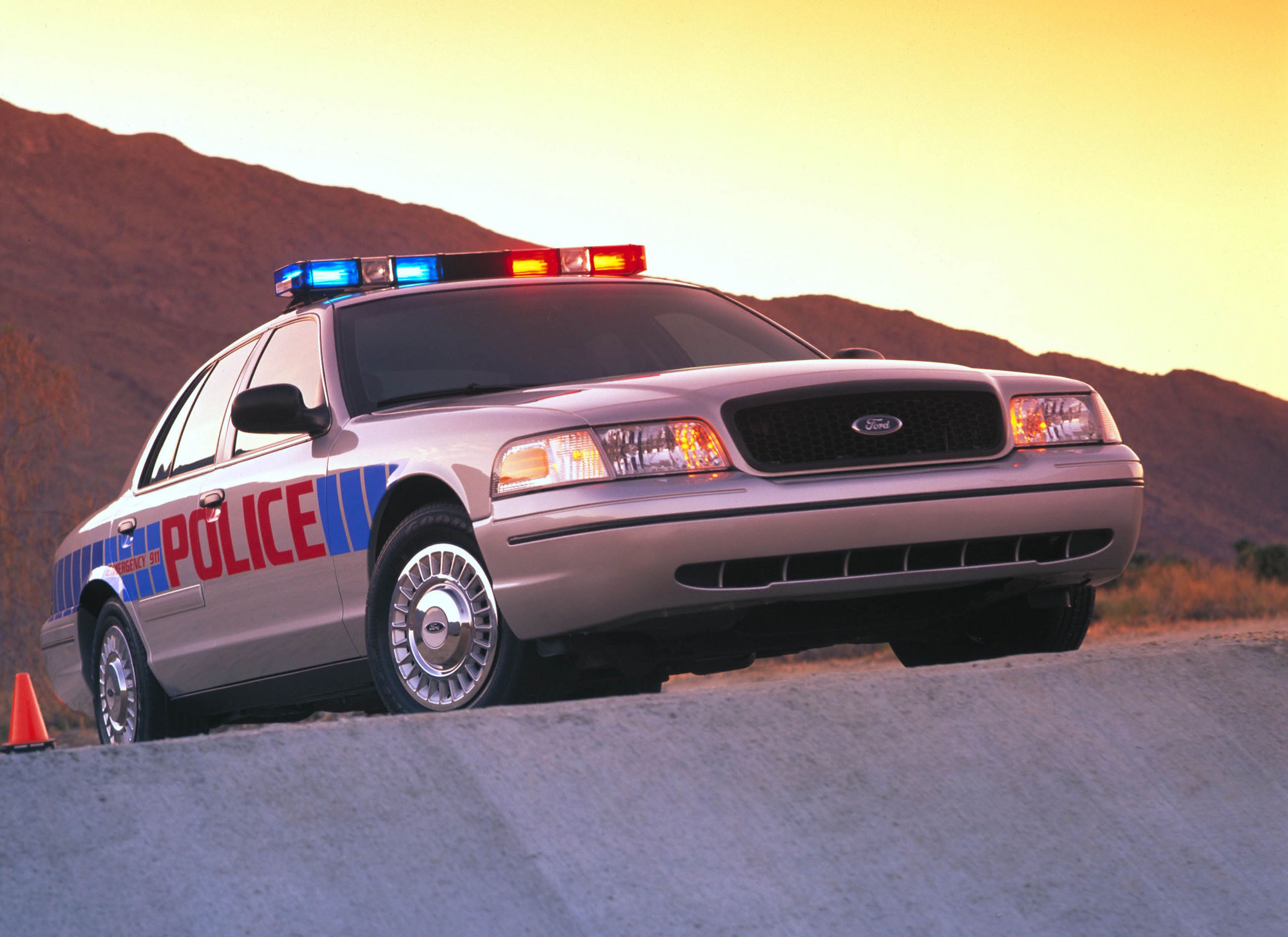 Форд сша. Полицейские машины США Форд Краун Виктория. 1998 Ford Crown Victoria Police Interceptor. Ford Crown Victoria 2011 Police. Полицейский Форд Краун Виктория.